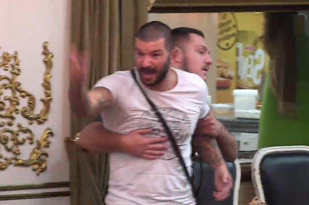 OVO SE NIJE DESILO NI U JEDNOM RIJALITIJU! MAJKA SE JAVNO ODREKLA SINA: On razočaran, lije gorke suze, DIRLJIVO!