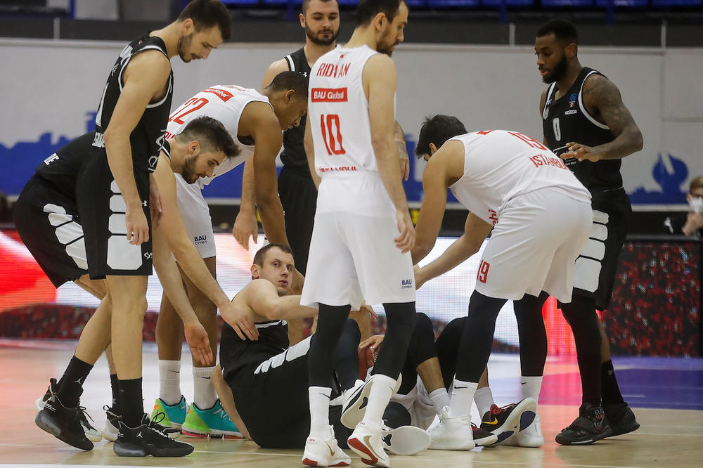 PARTIZANE, DOKTORE, HVALA VAM: Turci se zahvalili lekaru crno-belih, odmah na parketu izveo tretman njihovom igraču