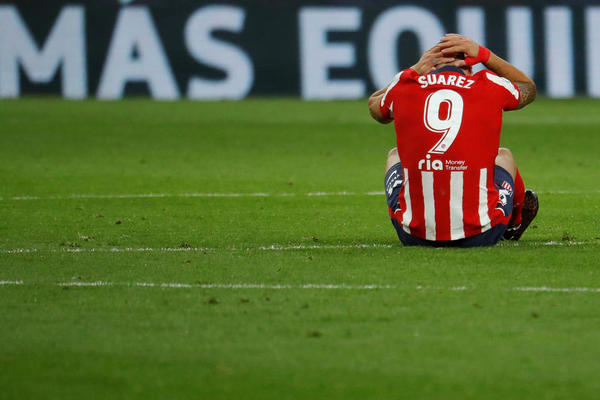 LJUT ZBOG IZMENE! Luis Suarez šutnuo klupu!