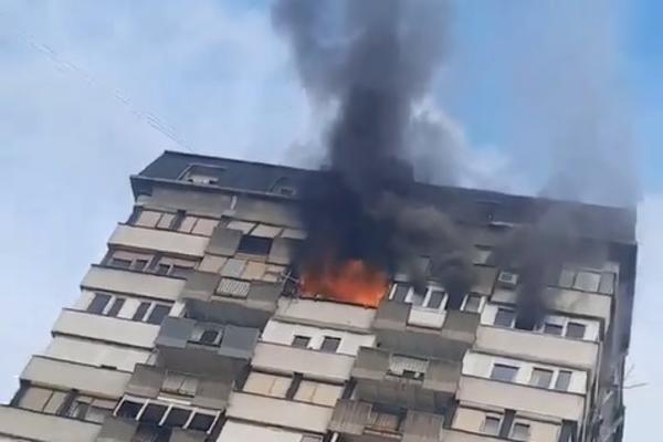 ŠOK SNIMAK POŽARA: Vatra guta stan, crn oblak dima iznad zgrade u Novom Sadu, STRAŠNO (VIDEO)