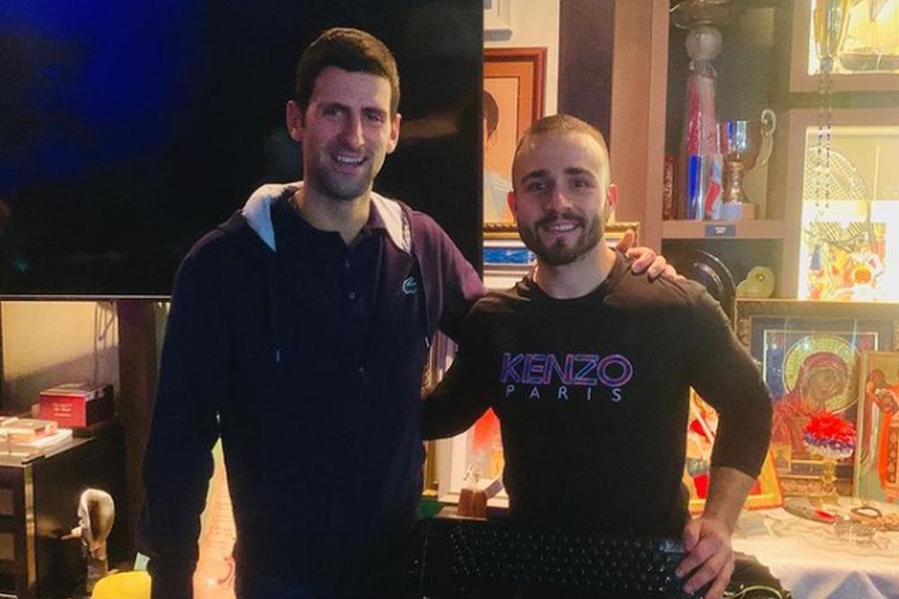 ĐOKOVIĆ OSTAVIO REKET I ZASVIRAO HARMONIKU! Maestro se zahvalio Bogu na ovom dragocenom trenutku!