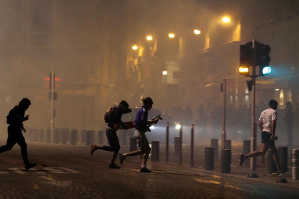 HAOS NA ULICAMA TIRANE: Policija koristi SUZAVCE I VODENE TOPOVE! (VIDEO)
