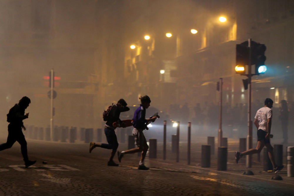 HAOS NA ULICAMA TIRANE: Policija koristi SUZAVCE I VODENE TOPOVE! (VIDEO)