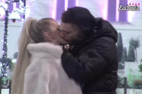 OPUSTILI SE, PA PAO PRVI POLJUBAC ANĐELA I SANJE! Matora na aparatima, SLEDE NJENE BOKSERSKE SPOSOBNOSTI! (FOTO)