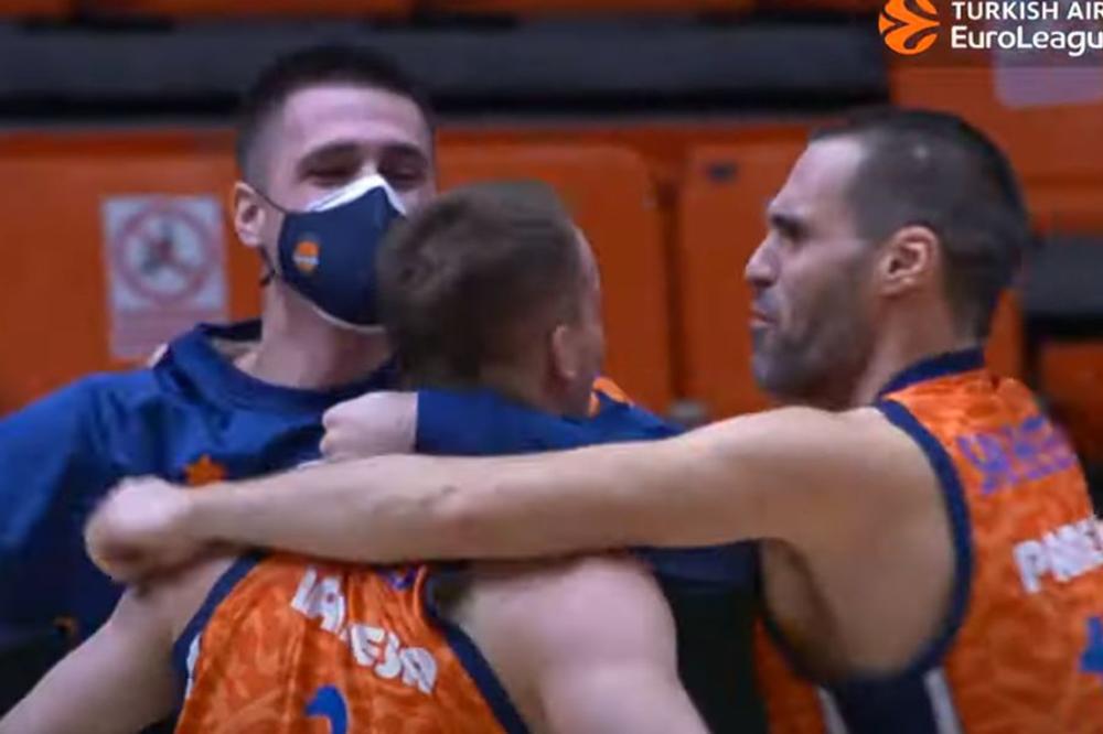 NOVI DEBAKL KOKOŠKOVA, FENER PUK'O 29 RAZLIKE: Prepelič evocirao Miciću traume sa Eurobasketa košem za pobedu!