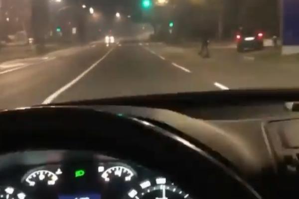 KAKVA DIVLJAČINA, SNIMAO JE ŠTA RADI NA BG ULICAMA! Strašno šta je tip radio kad ga je zaustavio policajac (VIDEO)