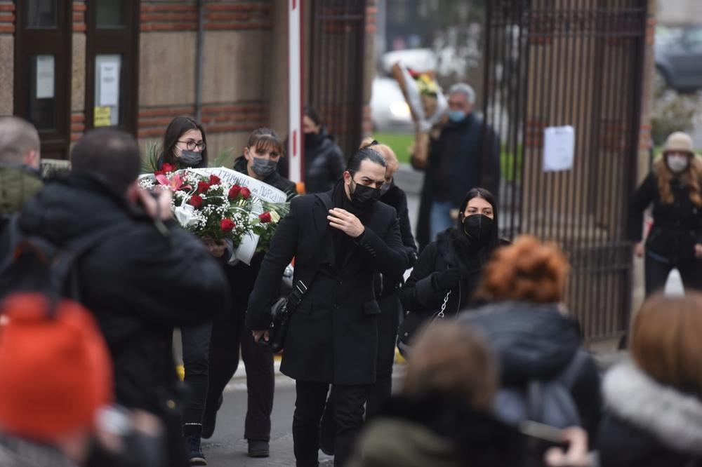 PRIMA SAUČEŠĆE SA PORODICOM, A NEMA GA NA UMRLICI! Svi ostali ŠOKIRANI OVIM prizorom!