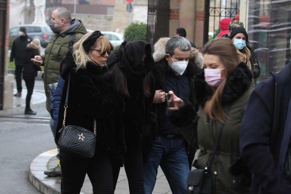 POSEBAN VENAC SA PRETUŽNOM PORUKOM: Uputio mu je ON, gledao je pevača kao drugog OCA! (FOTO)
