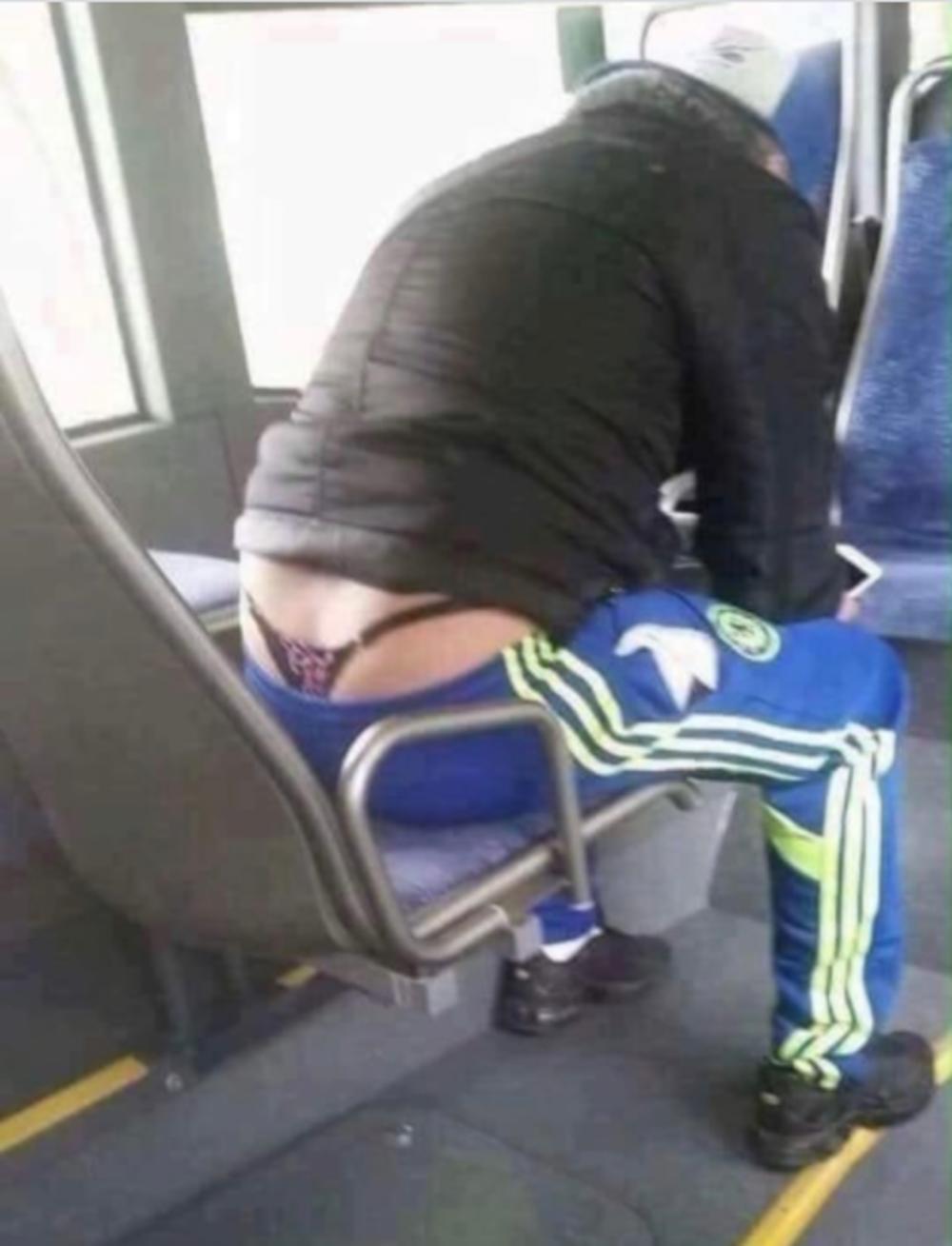 Čovek koji nosi tange