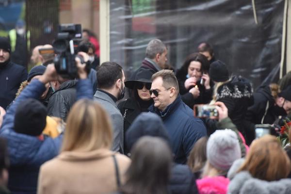 NA SAHRANU TIKE ARSIĆA DOŠLA I BIVŠA ŽENA! Svojim izgledom nosila je jasnu PORUKU, svi gledaju u nju!