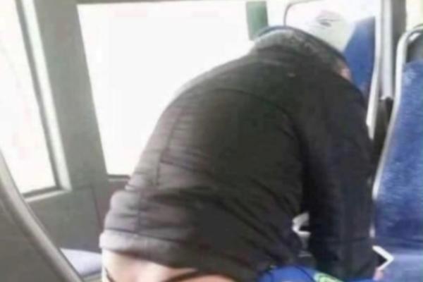 DRUŽE, AL' SI IH ZAVUKAO! Snimljen tip u autobusu, nagnuo se, a ONE MU ISPALE POZADI, svi mu plaču od smeha (FOTO)
