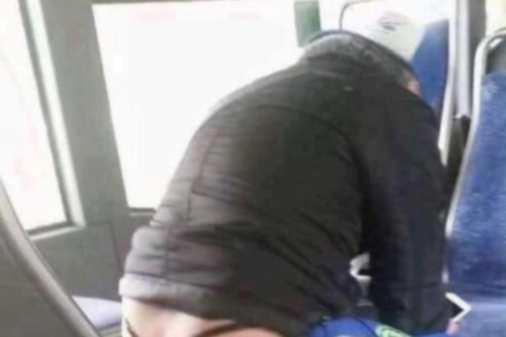 DRUŽE, AL' SI IH ZAVUKAO! Snimljen tip u autobusu, nagnuo se, a ONE MU ISPALE POZADI, svi mu plaču od smeha (FOTO)