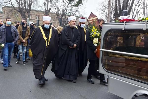 PROŠLO JE 40 TUŽNIH DANA! ODRŽAN POMEN DŽEJU: Okupila se porodica ali je DOŠAO I ON, nemo stoji sa svećom u ruci!