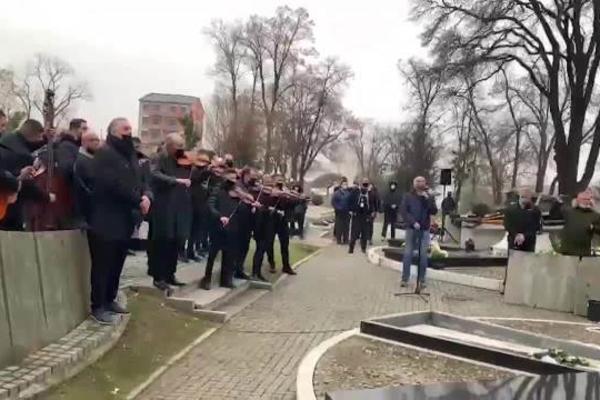 VIOLINE ZASVIRALE TUŽNU DŽEJEVU NEDELJU, PEVAČ SPUŠTEN U GROBNICU! Reka suza i plač se prolama grobljem!