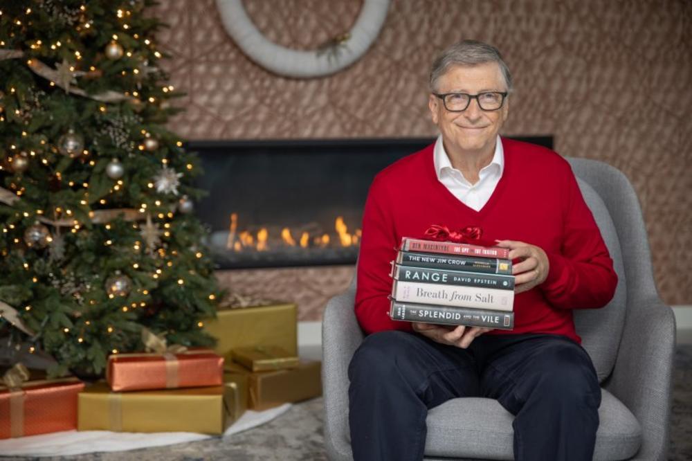 BIL GEJTS OTKRIO KOJE KNJIGE JE ČITAO OVE GODINE: Preporučio za PRAZNIKE 5 naslova, a poslednji je jako ZANIMLJIV