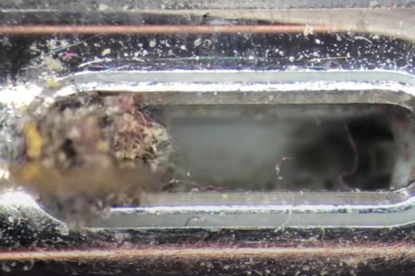 EVO KAKO IZGLEDA ČIŠĆENJE AJFONA: Nećete verovati koliko PRLJAVŠTINE se zapravo nalazi na njemu! (VIDEO)