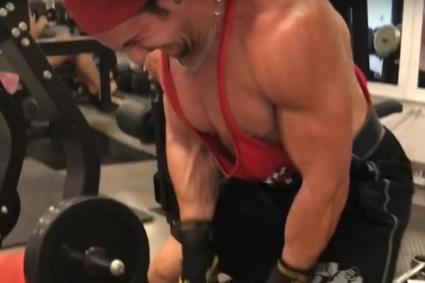 MISTERIOZNA SMRT BODIBILDERA: Pronašli su ga u stanu devojke!