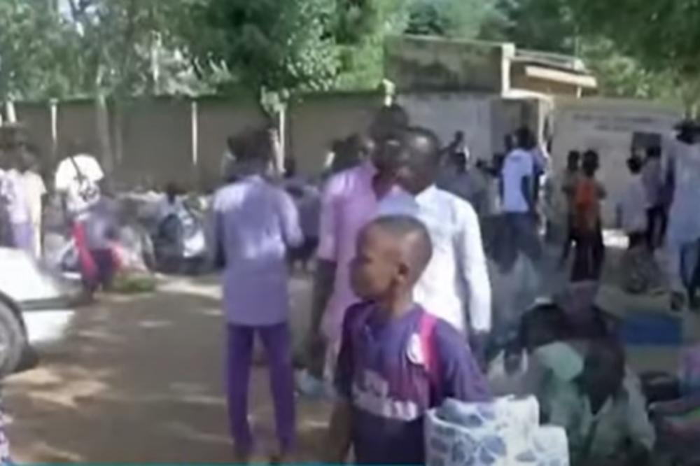 JEZIV NAPAD NA ŠKOLU, 400 ĐAKA NESTALO: Naoružani kalašnjikovima, na motorima upali u internat u Nigeriji