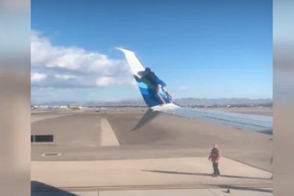 ŠTA LI MU JE BILO NA PAMETI? Muškarac pokušao da se zakači za krilo aviona usred POLETANJA (VIDEO)
