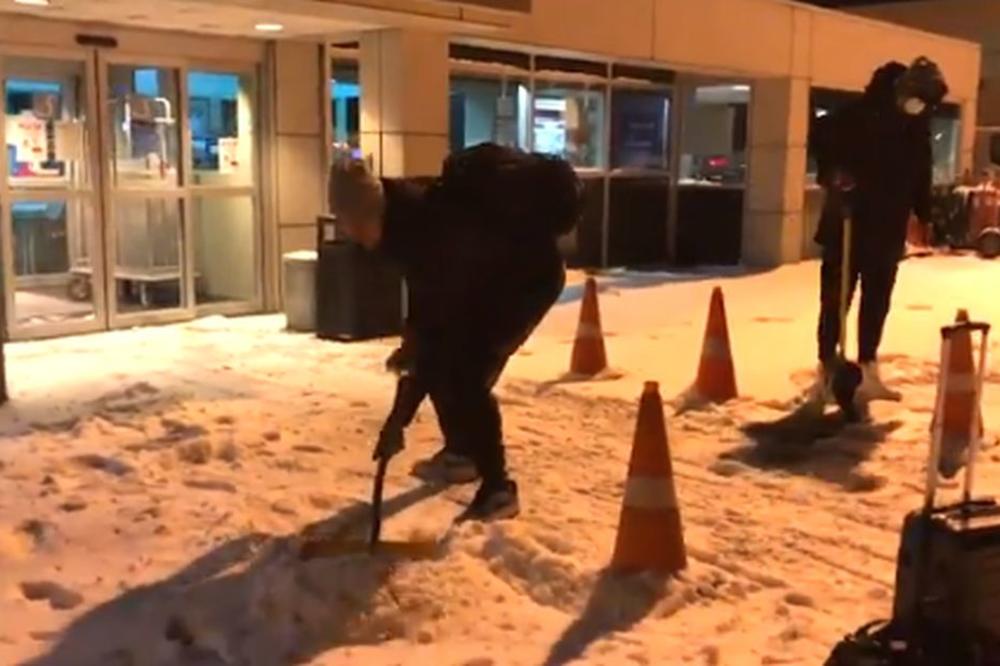 U JOKIĆEVOJ BLIZINI NIKAD NISTE SIGURNI: Nikola "ohladio" saigrače na aerodromu, nije im bilo svejedno! (VIDEO)