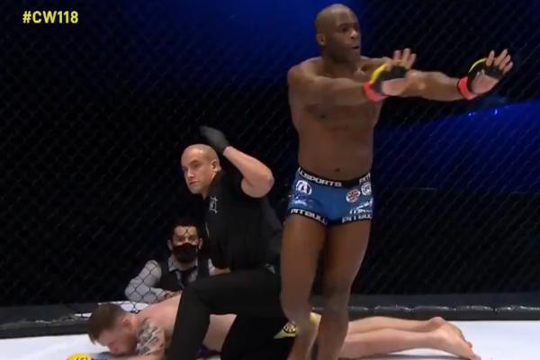 IZVINITE, ZANEO SAM SE! Brutalnim nokautom uspavao protivnika, pa se izvinjavao sudiji i njegovom timu! (VIDEO)