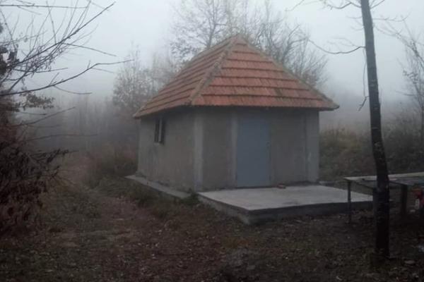 NEVEROVATAN BEZOBRAZLUK: Za TRI NOĆENJA U OVOJ KOLIBI kod Sokobanje traže 200 EVRA! (FOTO)