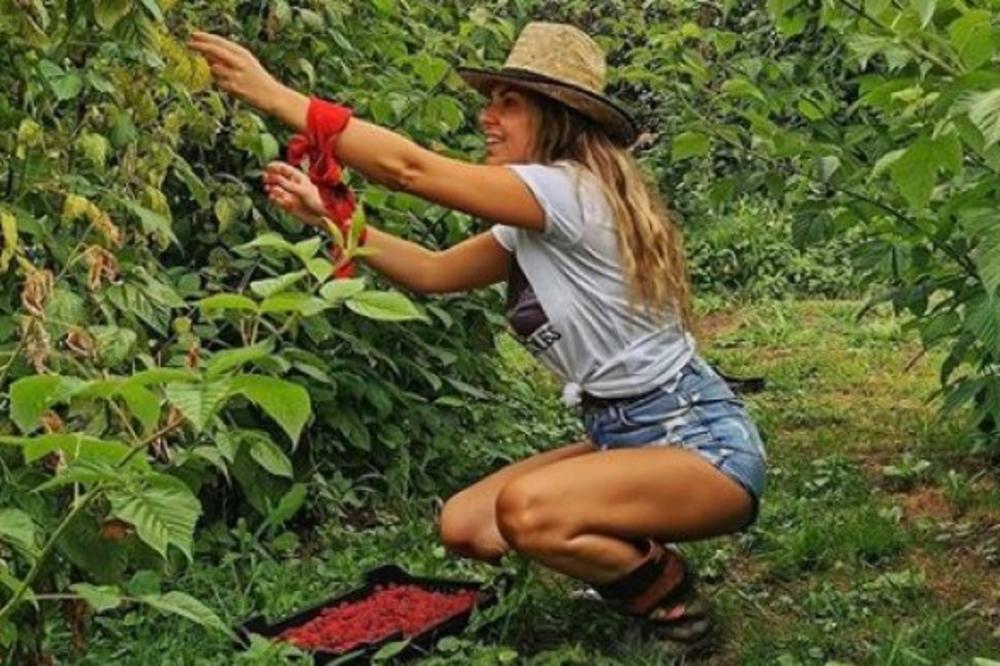 UVEČE PEVAČICA, UJUTRU DOMAĆICA: Lepa Dragica otišla da KISELI KUPUS sa porodicom, ISPLIVALE FOTKE