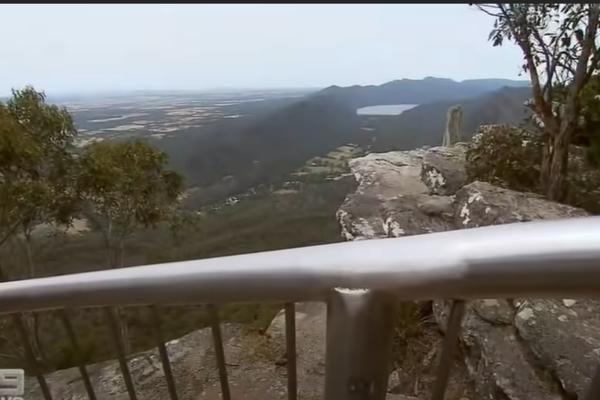 PALA SA LITICE DOK JE PRAVILA SELFI NA VIDIKOVCU! Pored nje su bili MUŽ I DETE (UZNEMIRUJUĆI VIDEO)