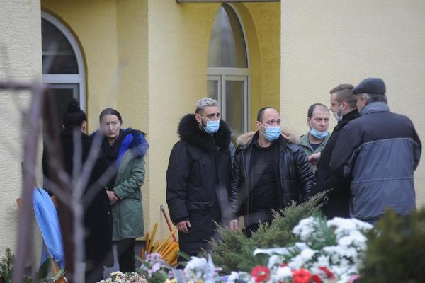 POVORKA KRENULA UZ ZVUKE HARMONIKE, ODZVANJAJU JECAJI! Darko Lazić SKRHAN od BOLA, podršku mu je pružila ONA!