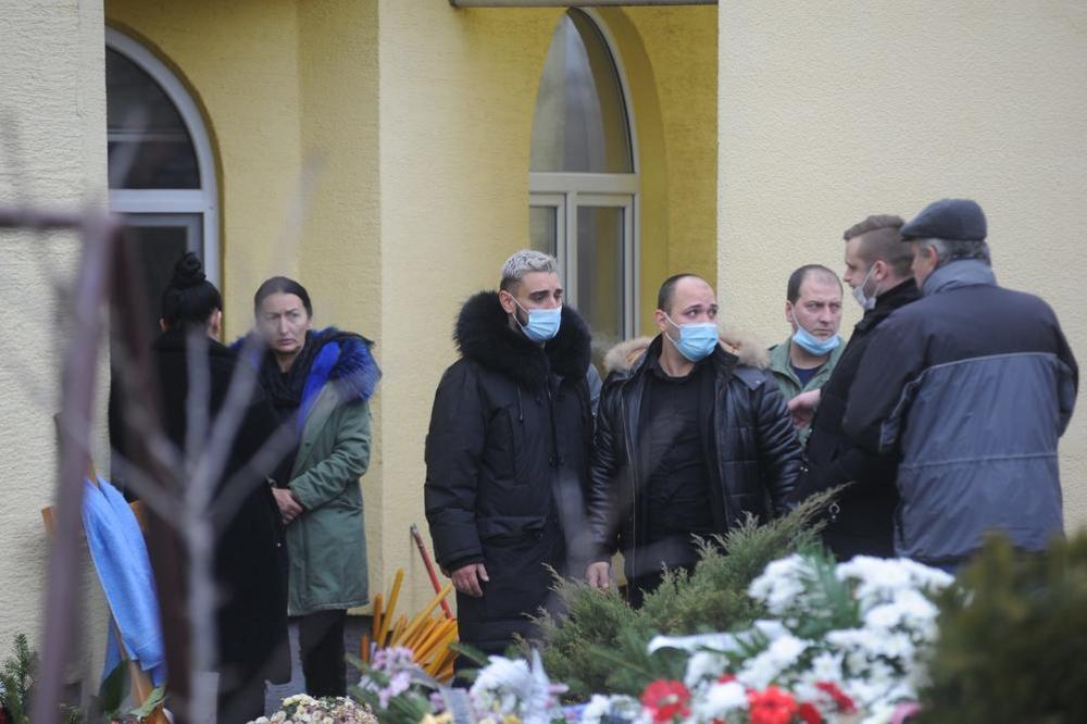 POVORKA KRENULA UZ ZVUKE HARMONIKE, ODZVANJAJU JECAJI! Darko Lazić SKRHAN od BOLA, podršku mu je pružila ONA!