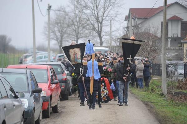 ESTRADA SA SAHRANE NA SAHRANU! Aleksandra Prijović ponovo ZAVIJENA u CRNO, došla da podeli TUGU sa Darkom!
