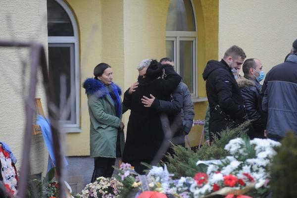 NIJE NIJE MOGAO DA VERUJE DA JE DOŠAO NA SAHRANU! Bili su u žestokom sukobu,PALE TEŠKE PROZIVKE,prisutni u neverici