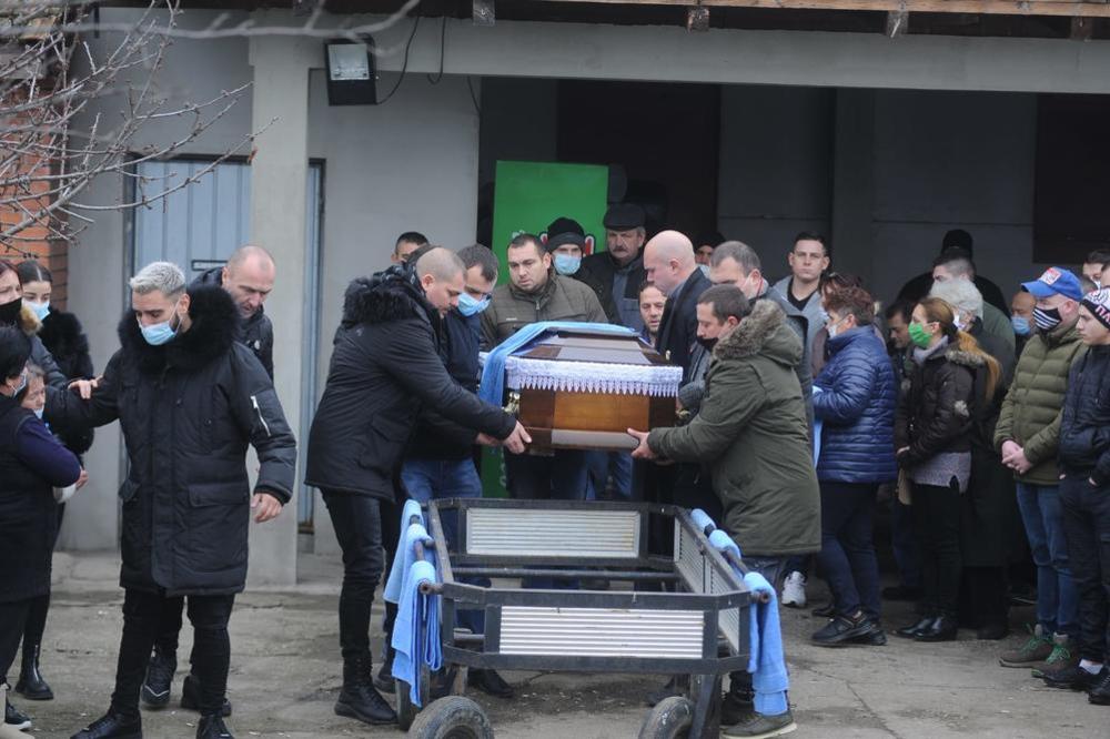 STRAVIČNA TUGA U BRESTAČU! Svuda se čuju JECAJI i PLAČ, a uz OVU pesmu su ga ispratili na VEČNI POČINAK!