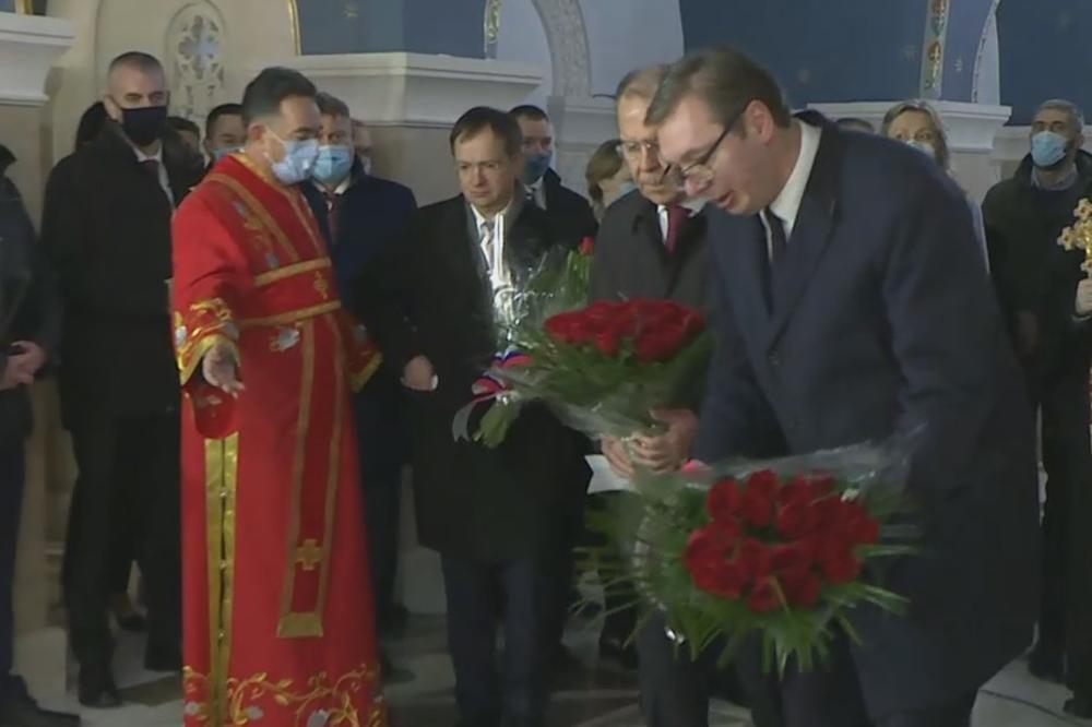 LAVROV PRENEO PUTINOVE POZDRAVE SRPSKOM NARODU: Sa Vučićem položio cveće na grob PATRIJARHA IRINEJA (VIDEO)
