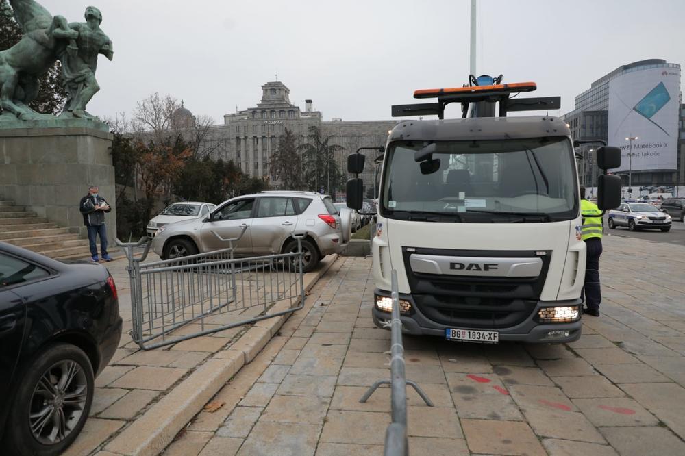 DŽIPOM PROBIO OGRADU NARODNE SKUPŠTINE, A ONDA POČEO DA BEŽI! Evo kako su uspeli da ga stignu i UHAPSE!
