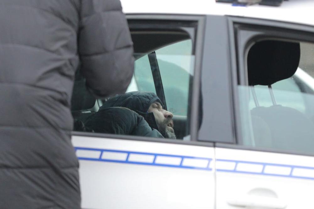 OVO JE MUŠKARAC (41) KOJI JE IZAZVAO INCIDENT KOD SKUPŠTINE: Vikao "MINISTRI NAPOLJE"! (VIDEO)