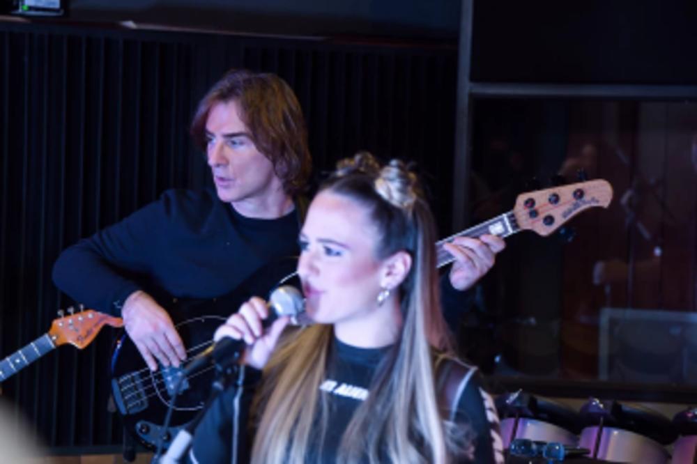 ŽELJKO MITROVIĆ IZNENADIO SVE ZBOG NESVAKIDAŠNJE OPKLADE URADIO PESMU SA SKAJ VIKLEROM! O ovome će se pričati