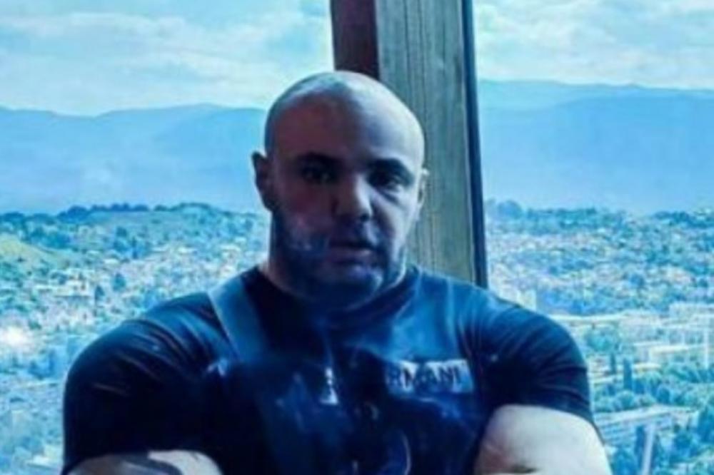 POLICIJA HITNO TRAŽI OVOG ISTETOVIRANOG BILDERA KRIMOSA: Sumnja se da je sinoć RANIO TROJICU u centru Sarajeva!