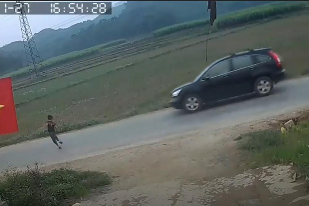 DEČAK SE IGRAO BEZBRIŽNO ISPRED KUĆE, A ONDA JE NAIŠAO AUTOMOBIL! Za dlaku je preživeo! (VIDEO)