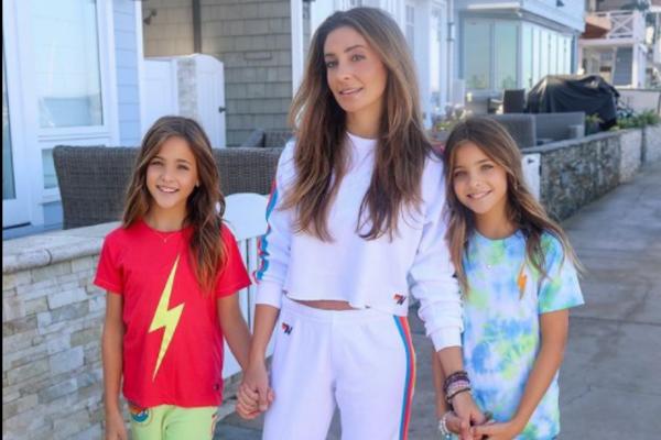 MAJKA NAJLEPŠIH ĆERKI NA SVETU RADI IM NEŠTO JEZIVO! Da li je moguće da je ovo uradila svojoj DECI? (FOTO)