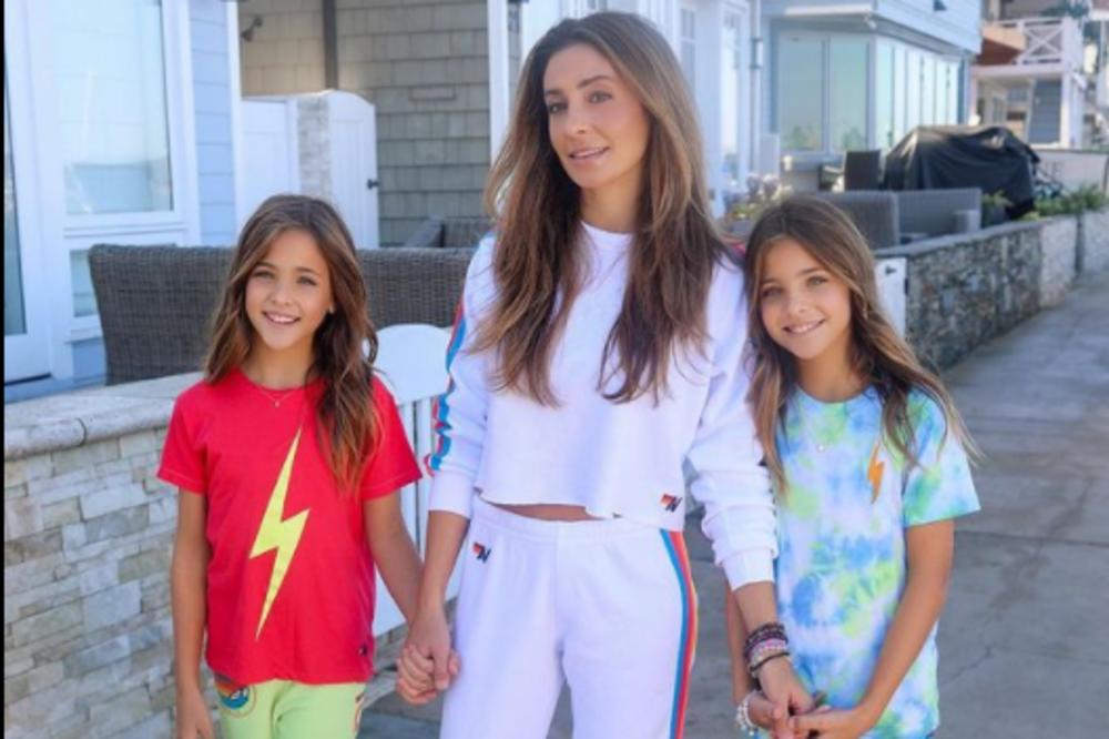 MAJKA NAJLEPŠIH ĆERKI NA SVETU RADI IM NEŠTO JEZIVO! Da li je moguće da je ovo uradila svojoj DECI? (FOTO)