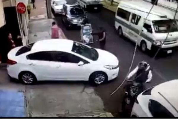 POKUŠALI DA GA OPLJAČKAJU, A ON IH PREGAZIO! Mišljenja su podeljena oko postupka ovog čoveka (VIDEO)