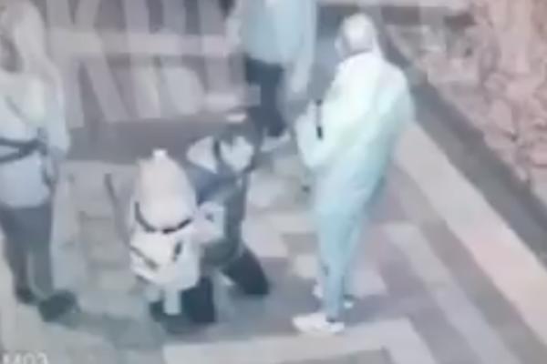 STRAŠAN SNIMAK SA NOVOG BEOGRADA! Grmalj od 120 KILA SA VUČJAKOM napao ŽENU SA DETETOM i čivavom! (VIDEO)