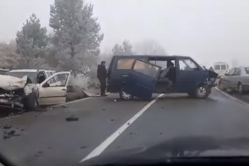STRAVIČAN PRIZOR KOD SJENICE! Automobil potpuno uništen u saobraćajnoj nesreći (VIDEO)