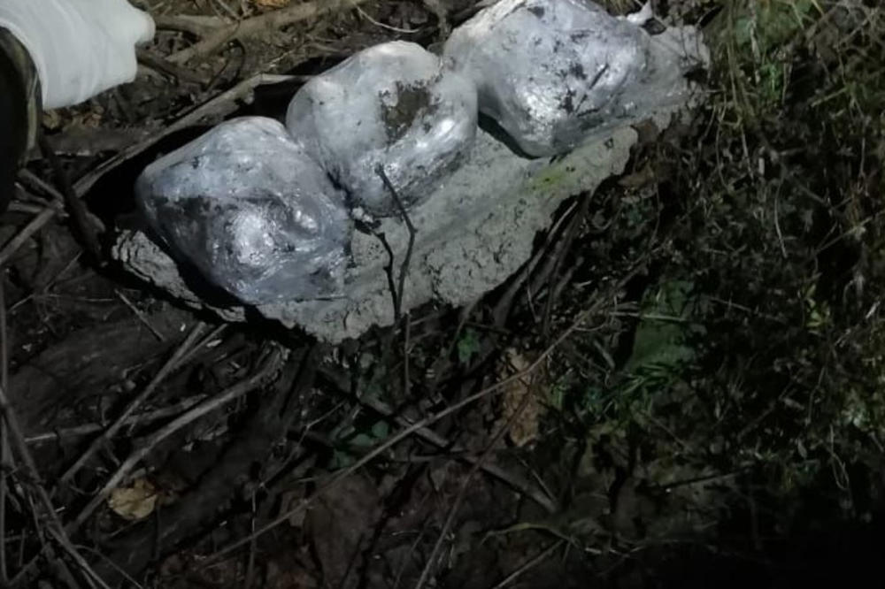 MUNJEVITA AKCIJA POLICIJE! Uhapšeni dileri u primopredaju, spremili BRDO kokaina (FOTO)