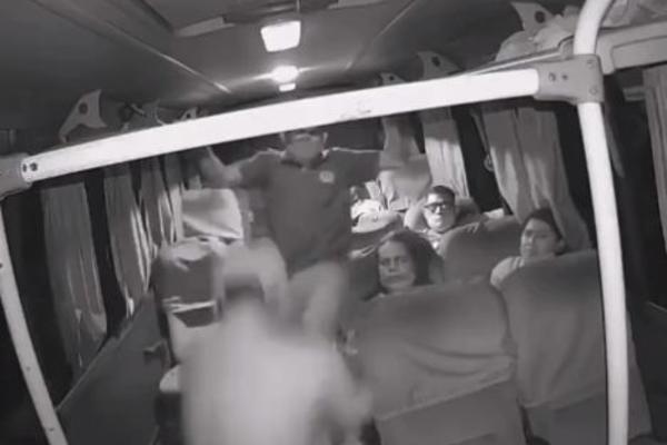 DRAMA U GRADSKOM AUTOBUSU: Manijak izvadio NOŽ i počeo da preti putnicima, a onda je dobio NOKAUT! (VIDEO)