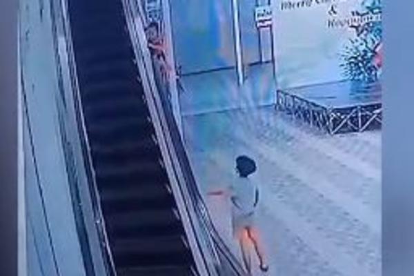 BEBA SE UHVATILA RUKICAMA ZA OGRADU ESKALATORA I ON JU JE POVUKAO NAGORE: Snimljena DRAMA u tržnom centru! (VIDEO)