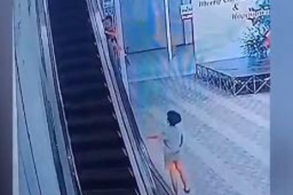 BEBA SE UHVATILA RUKICAMA ZA OGRADU ESKALATORA I ON JU JE POVUKAO NAGORE: Snimljena DRAMA u tržnom centru! (VIDEO)
