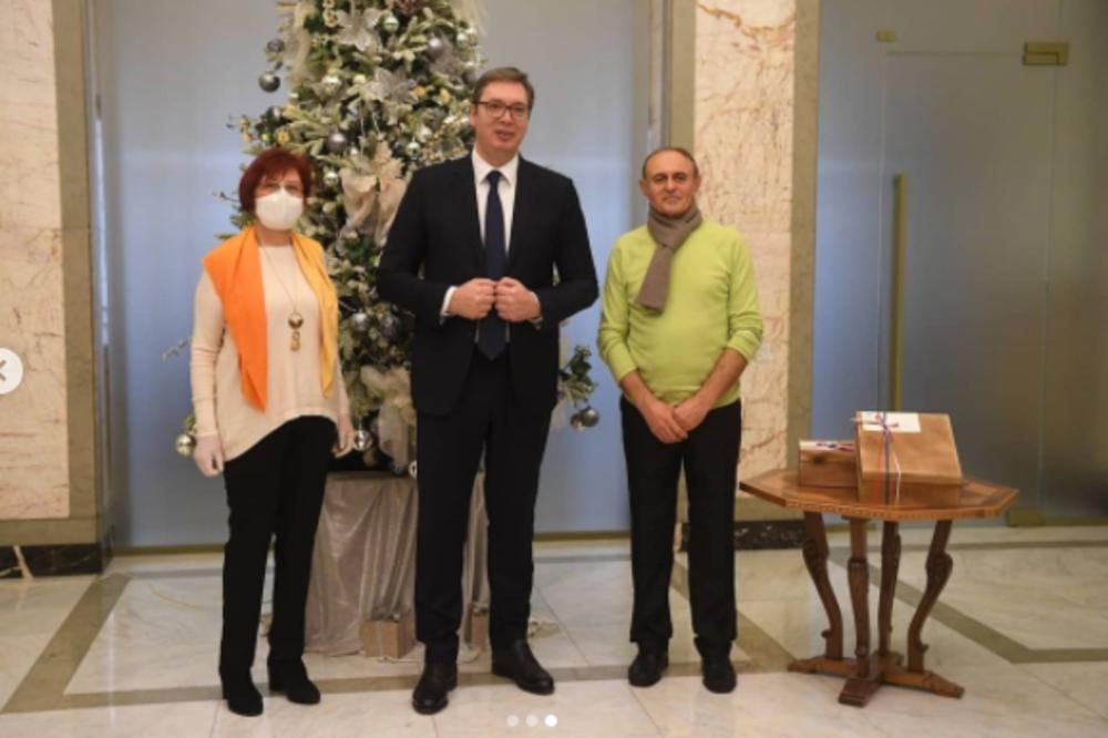 VUČIĆ UGOSTIO PENZIONERE: Pomoć od pet hiljada dinara kao zahvalnost za sve što su uradili za nas! (FOTO)