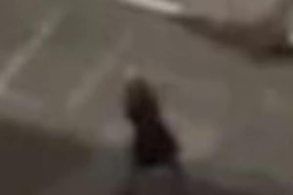 ZAPUCAO SA ULICE KROZ IZLOG: Stravičan snimak pucnjave u Novom Pazaru, Nihad (37) ranjen dok je sedeo u kafiću!